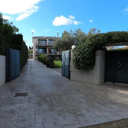 65 Sqm Modern House With 600 Sqm Garden For 4 Guests